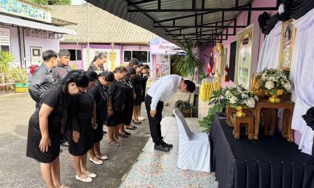 ผอ.สกร.ระนอง ร่วมลงนามถวายความอาลัยแด่สมเด็จพระพันปีหลวง ณ สกร.ระดับอำเภอละอุ่น